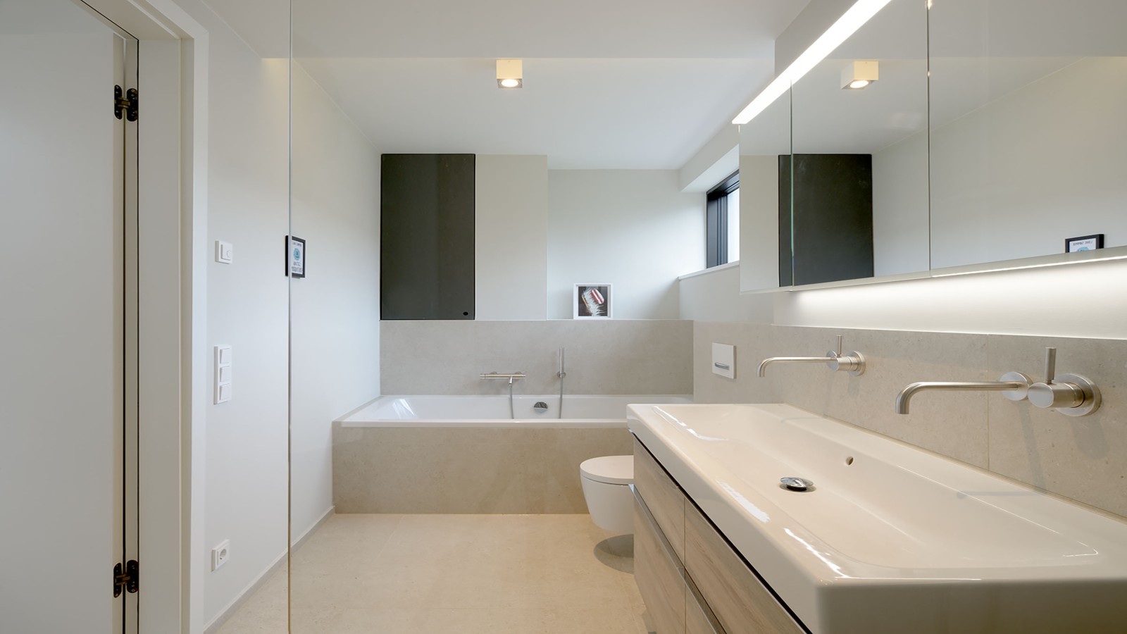 Helles Familienbad mit Stauraum für die ganze Familie Helles Familienbad mit Stauraum für die ganze Familie