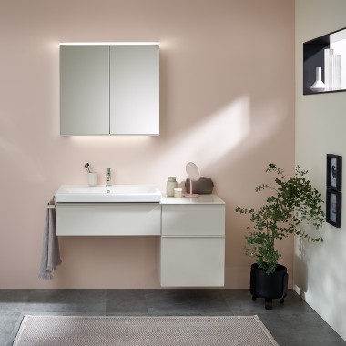 Doppelwaschplatz der Badserie Geberit Renova Plan mit Option Plus Spiegelschrank