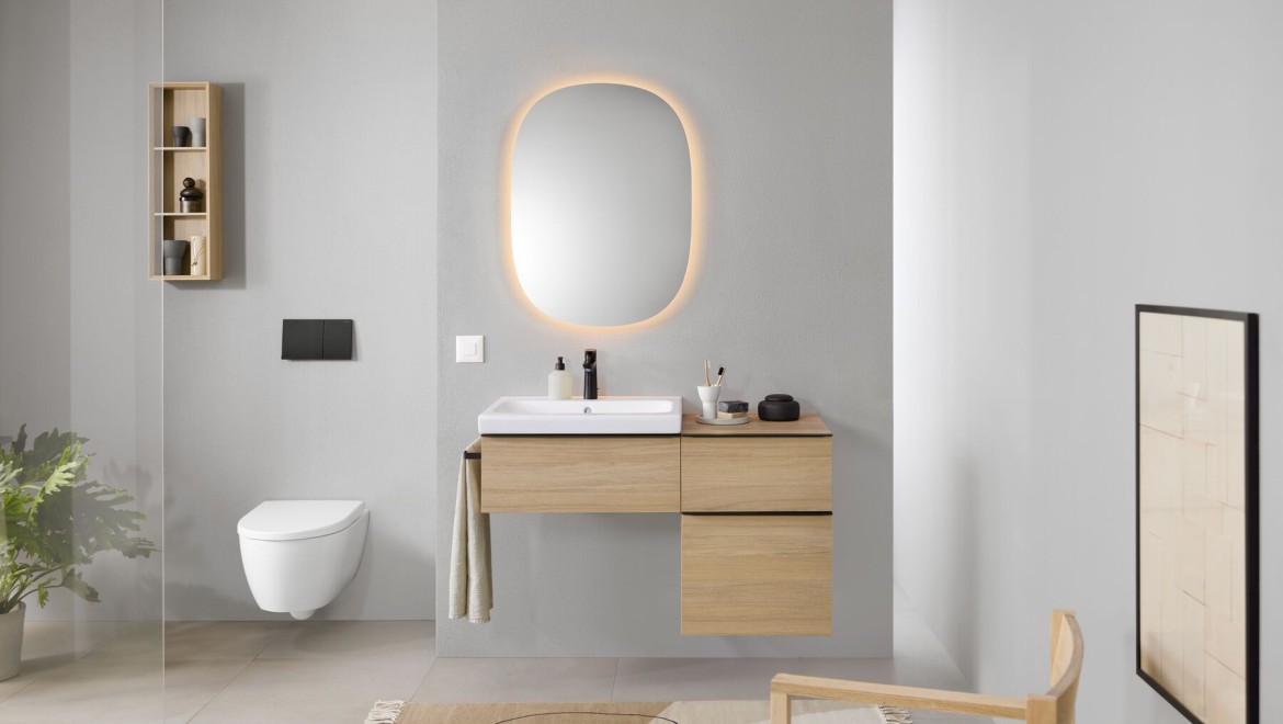 Geberit iCon Badezimmer mit Waschplatz und ovalem Spiegel Geberit Option