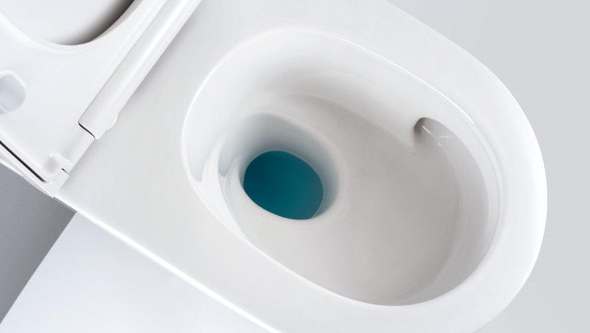 Es strahlt: Auffällig sind die spülrandlose Keramik und die asymmetrische Innengeometrie des WCs. Das Wasser fließt beim Spülen in einer spiralförmigen Bewegung seitlich in die Keramik - flüsterleise und gründlich.
