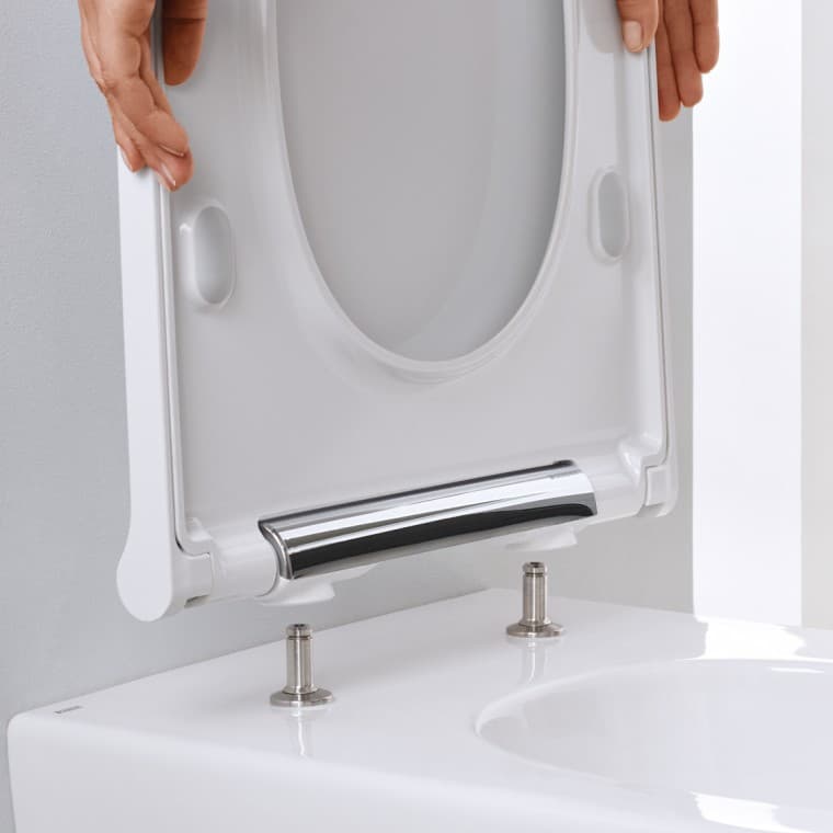 Geberit ONE WC mit QuickRelease-Scharnieren für eine komfortable Reinigung Geberit ONE WC mit QuickRelease-Scharnieren für eine komfortable Reinigung