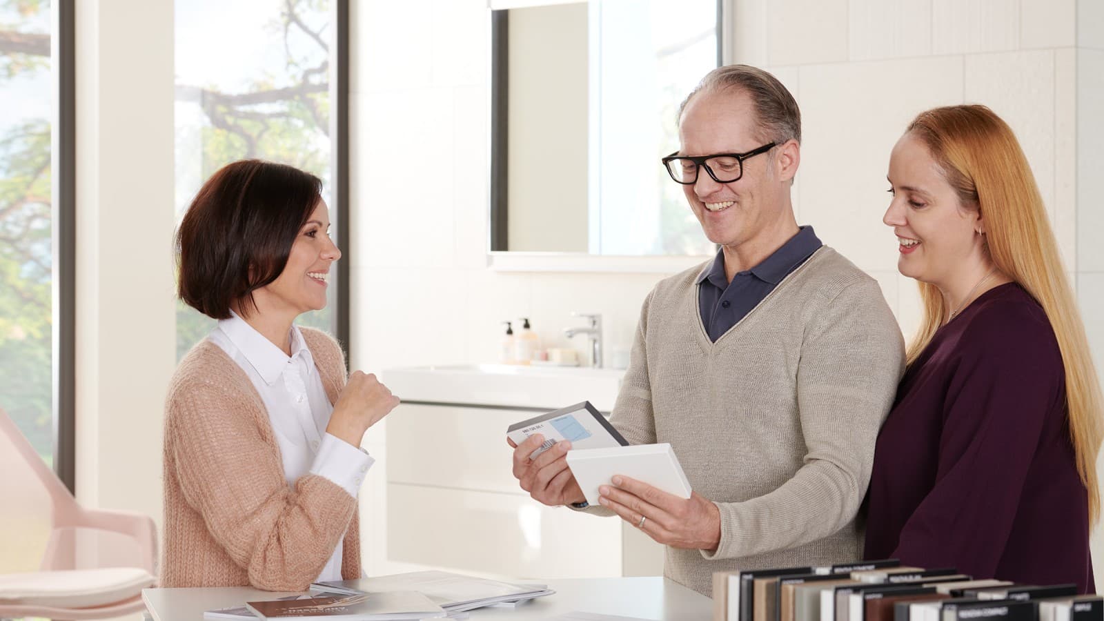 Beratungsgespräch in einer Badausstellung Beratungsgespräch in einer Badausstellung