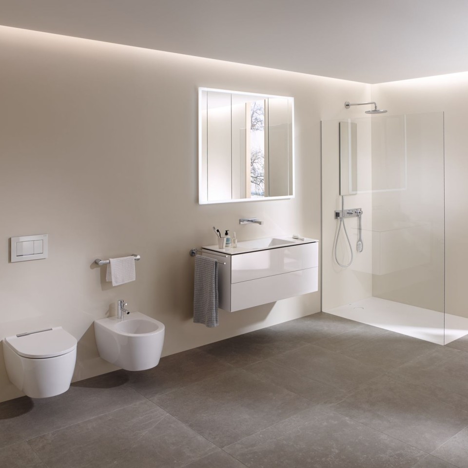 1-2-Familienhäuser, Badezimmer, Badmöbel, Lichtspiegel 1-2-Familienhäuser, Badezimmer, Badmöbel, Lichtspiegel