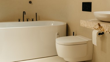 SoLebIch Apartment in München: Das Geberit AquaClean Mera ist der Star im Badezimmer (© Benni Janzen)