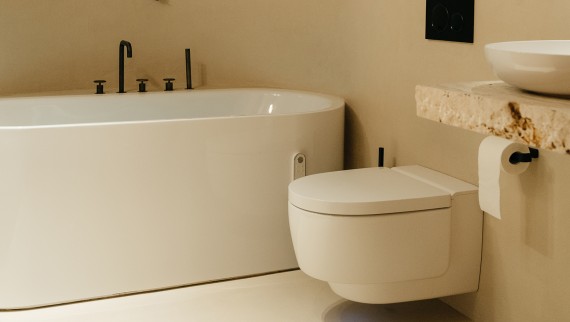 SoLebIch Apartment in München: Das Geberit AquaClean Mera ist der Star im Badezimmer (© Benni Janzen)