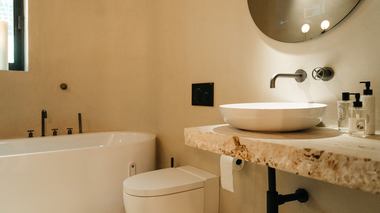 SoLebIch Apartment in München: Das Geberit AquaClean Mera ist der Star im Badezimmer (© bjfotografie) SoLebIch Apartment in München: Das Geberit AquaClean Mera ist der Star im Badezimmer (© bjfotografie)