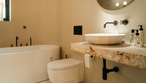 SoLebIch Apartment in München: Das Geberit AquaClean Mera ist der Star im Badezimmer (© bjfotografie) SoLebIch Apartment in München: Das Geberit AquaClean Mera ist der Star im Badezimmer (© bjfotografie)