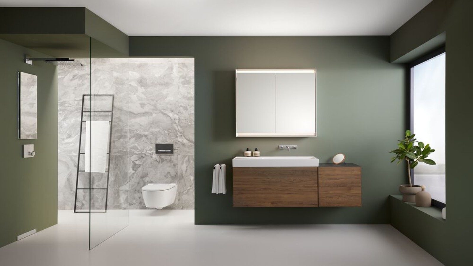 Geberit ONE Walk-in-Duschwand mit verspiegelter Nieschenablagebox. Geberit ONE Walk-in-Duschwand mit verspiegelter Nieschenablagebox.