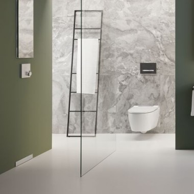 Ein luxuriöses Badezimmer mit einer begehbaren Dusche Ein luxuriöses Badezimmer mit einer begehbaren Dusche