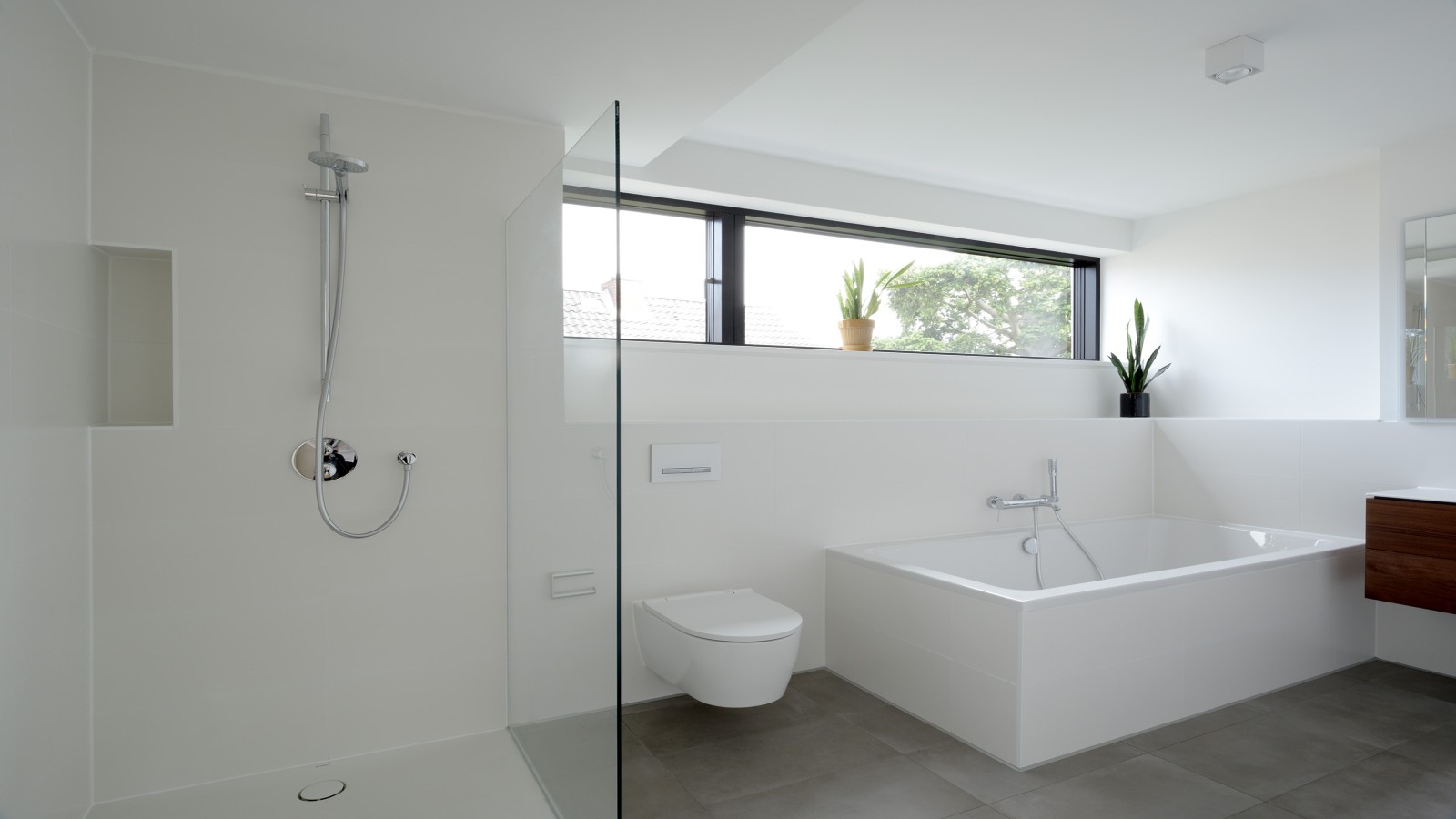 Komfortables Familienbad mit Produkten der Badserie Geberit ONE Komfortables Familienbad mit Produkten der Badserie Geberit ONE