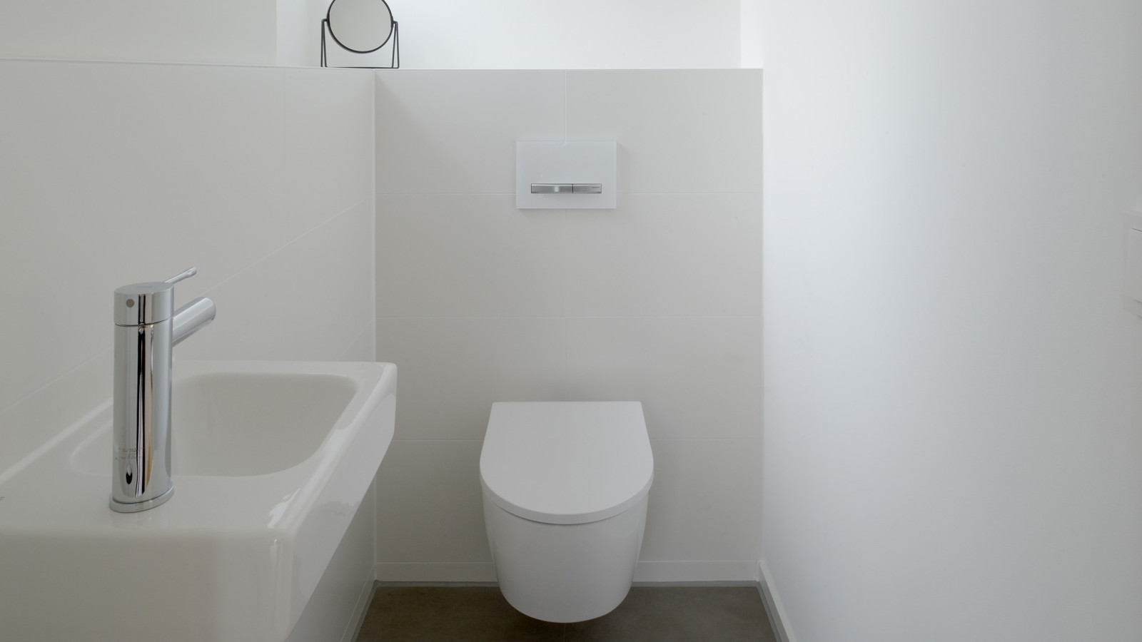 Dezentes Gäste-WC mit Keramiken der Badserie Geberit iCon Dezentes Gäste-WC mit Keramiken der Badserie Geberit iCon