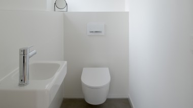 Dezentes Gäste-WC mit Keramiken der Badserie Geberit iCon.
