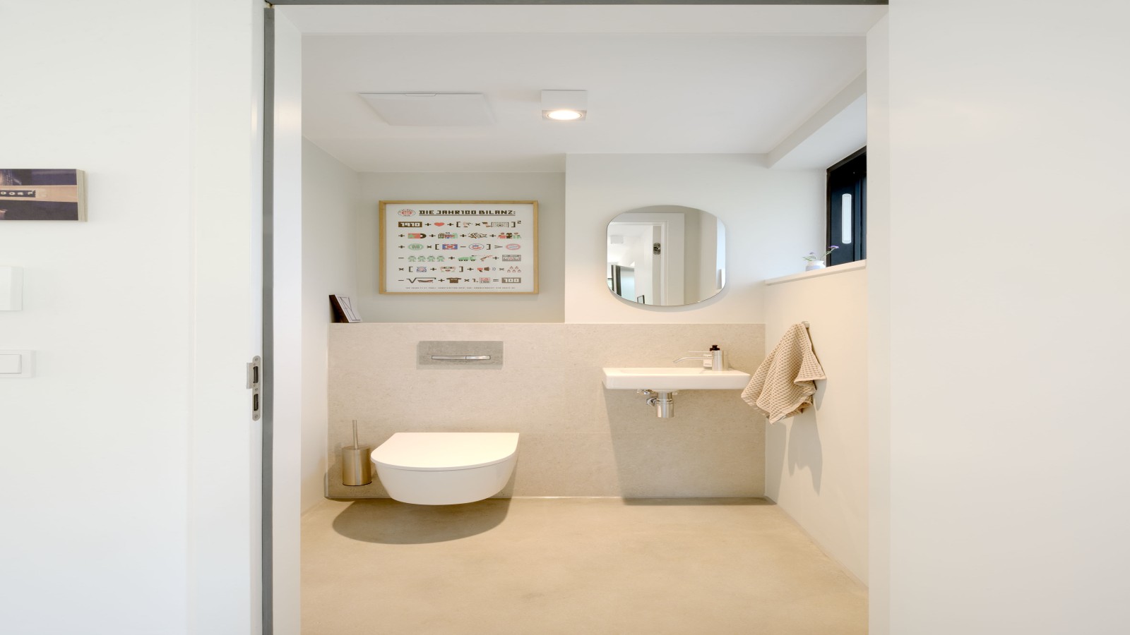 Helles Gäste-WC mit Geberit Betätigungsplatte Sigma50 in Betonoptik Helles Gäste-WC mit Geberit Betätigungsplatte Sigma50 in Betonoptik