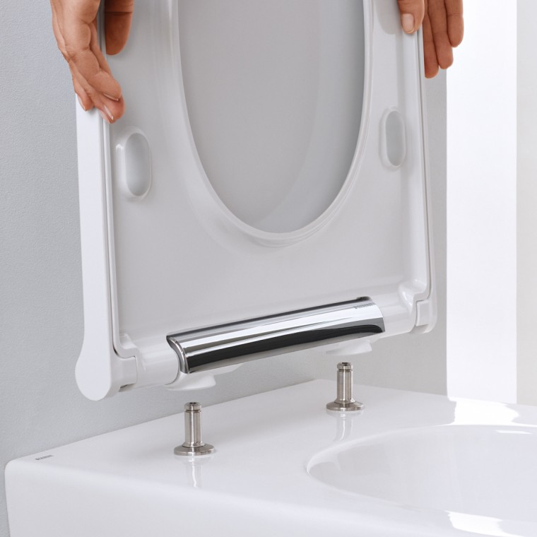 Geberit ONE WC mit QuickRelease-Scharnieren für eine komfortable Reinigung Geberit ONE WC mit QuickRelease-Scharnieren für eine komfortable Reinigung