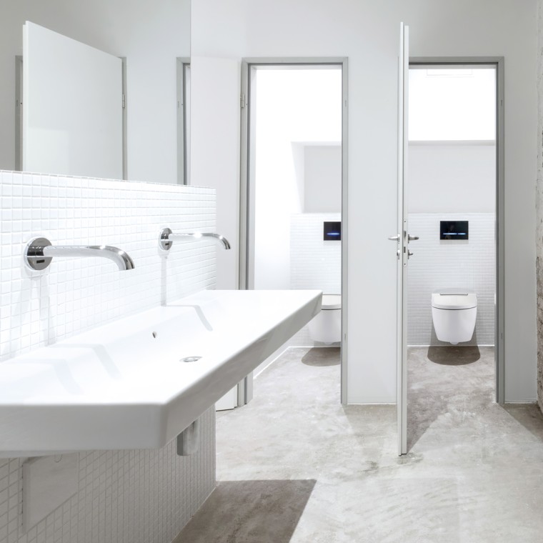 Öffentlicher Sanitärbereich mit Geberit Produkten und Systemen Öffentlicher Sanitärbereich mit Geberit Produkten und Systemen