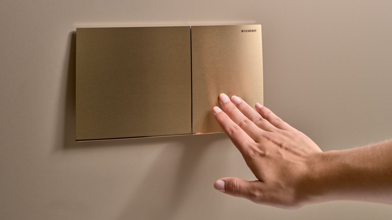 Person drückt auf Betätigungsplatte Sigma70 Person drückt auf Betätigungsplatte Sigma70