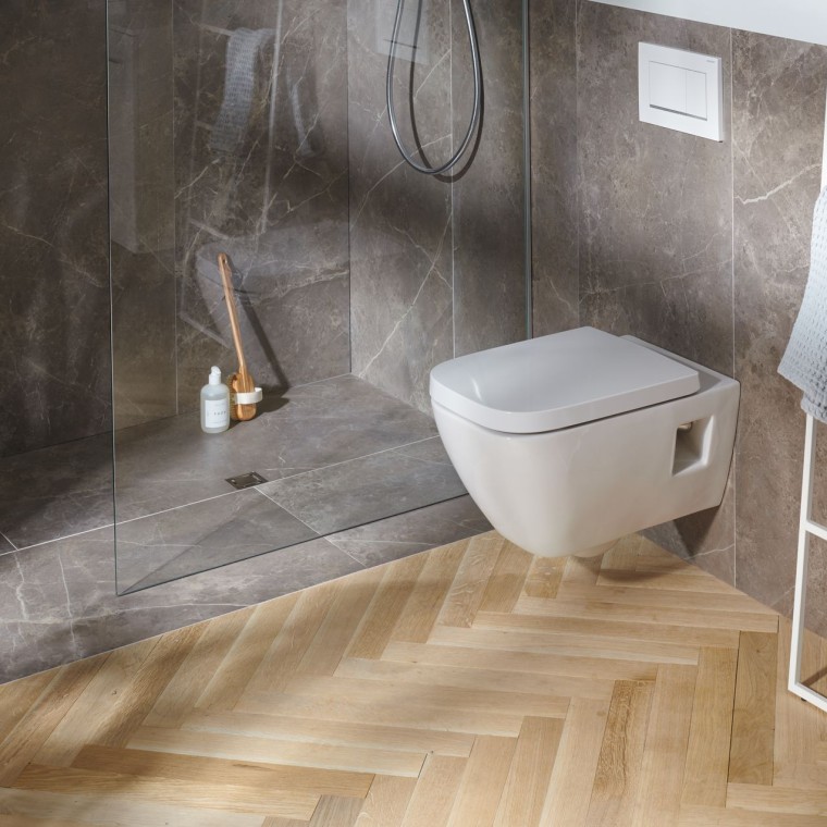 Eine bodenebene Dusche mit dem Geberit Bodenablauf in quadratischer Ausführung und einer Duschtrennwand aus Glas. Eine bodenebene Dusche mit dem Geberit Bodenablauf in quadratischer Ausführung und einer Duschtrennwand aus Glas.