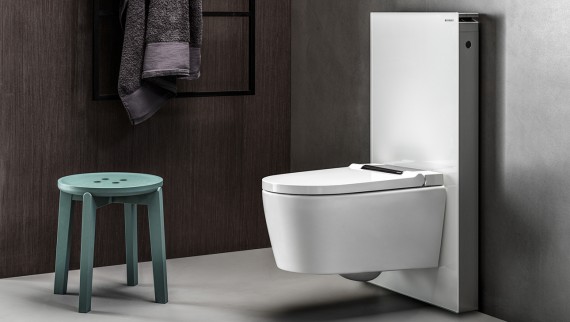 Geberit AquaClean Sela Dusch-WC in Kombination mit dem Geberit Monolith Sanitärmodul Frontverkleidung Glas weiß.