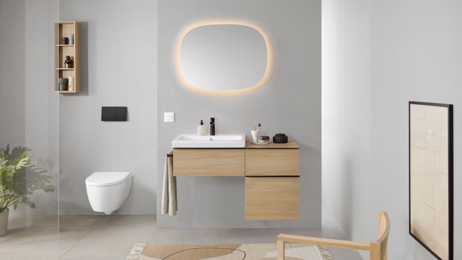 Waschplatz der Serie Geberit iCon mit wandhängendem WC in weiß matt. Kombiniert mit der Betätigungsplatte Geberit Sigma70 in schwarz.