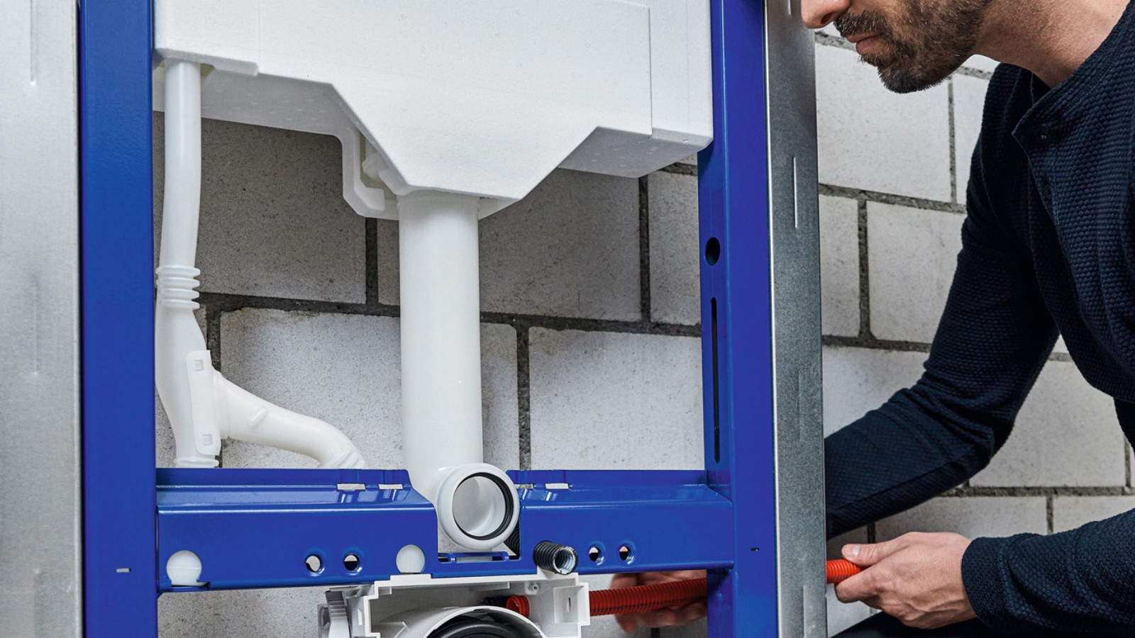 Unterputz Spülkasten von Geberit mit Leerrohr für den Wasseranschluss Unterputz Spülkasten von Geberit mit Leerrohr für den Wasseranschluss