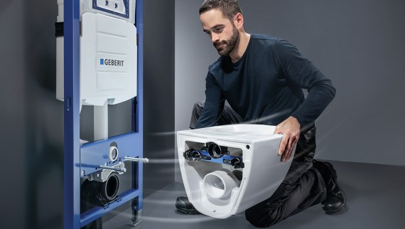 Installateur montiert das Acanto WC am Sigma UP-Spülkasten