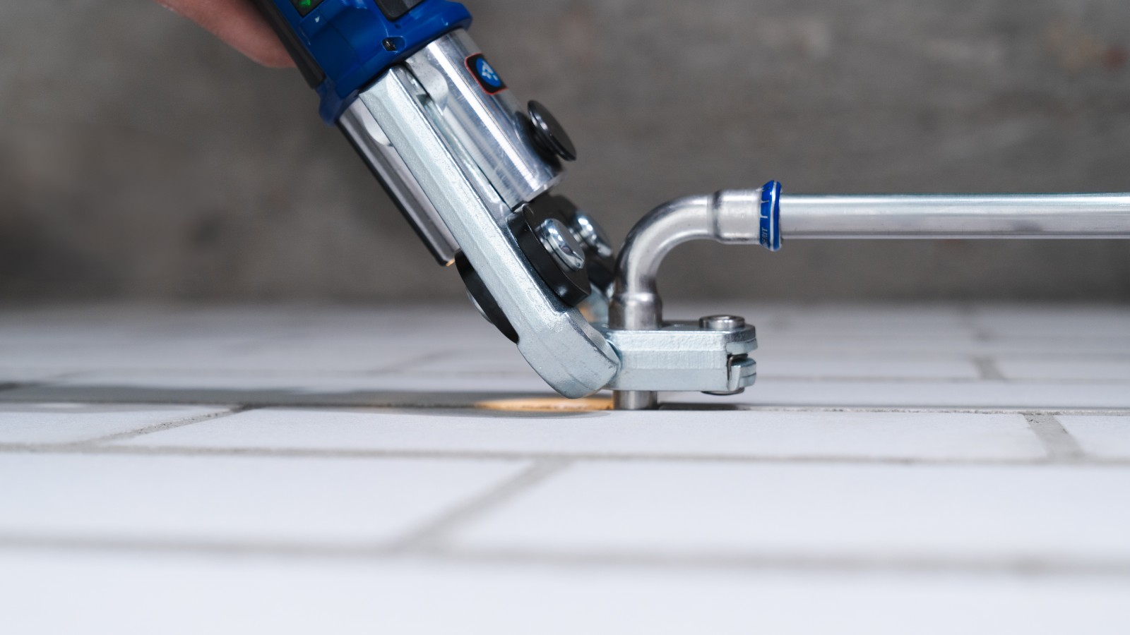 Verpressung nah an der Wand mit einem schwenkbaren Geberit Pressring und Zwischenbacke. Verpressung nah an der Wand mit einem schwenkbaren Geberit Pressring und Zwischenbacke.