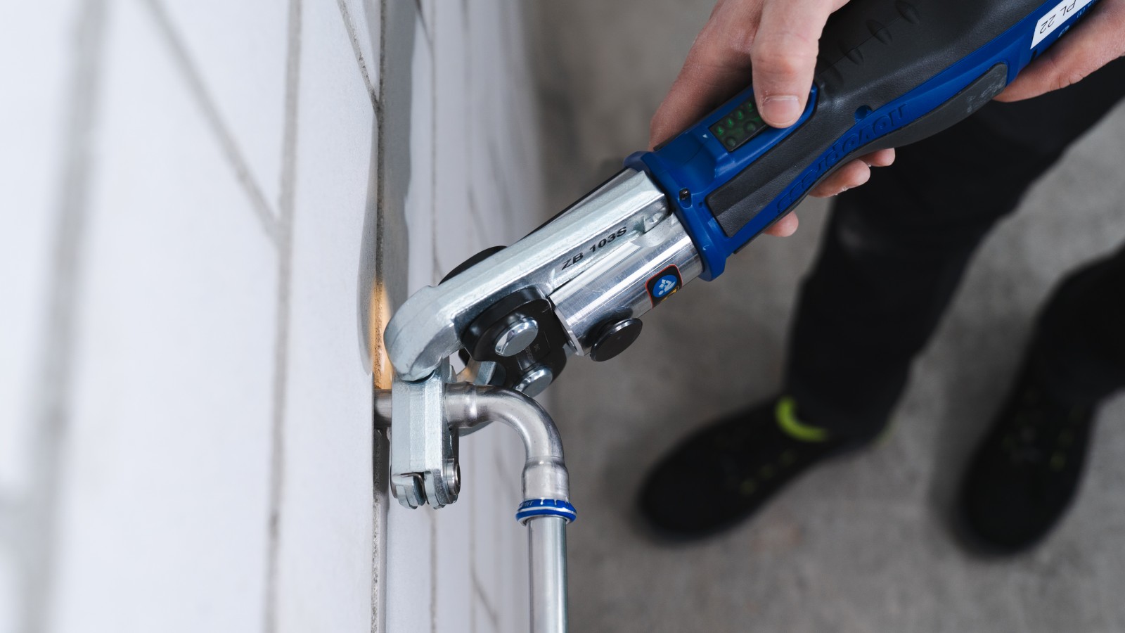 Verpressung mit Geberit Presswerkzeug und schwenkbarem Pressring