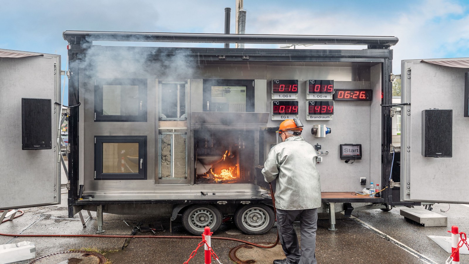Das mobile Geberit Brandlabor im Einsatz