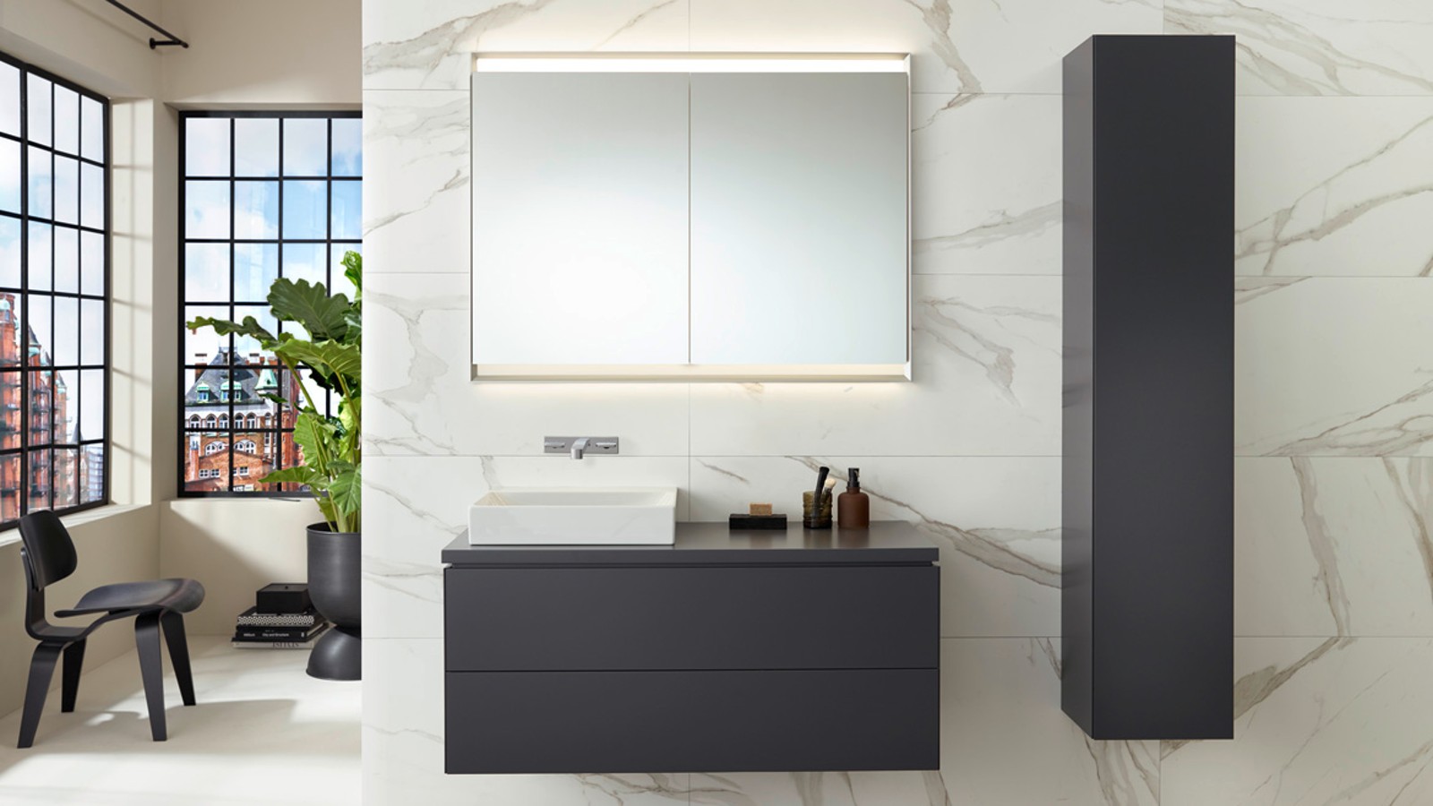 Geberit ONE Lichtspiegelschrank mit Waschtischunterschrank und Seitenschrank