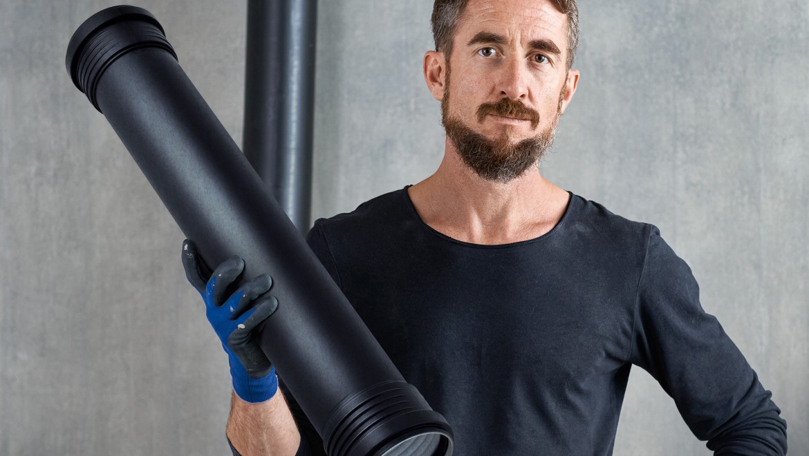 Installateur mit Geberit Doppelmuffenrohr Installateur mit Geberit Doppelmuffenrohr