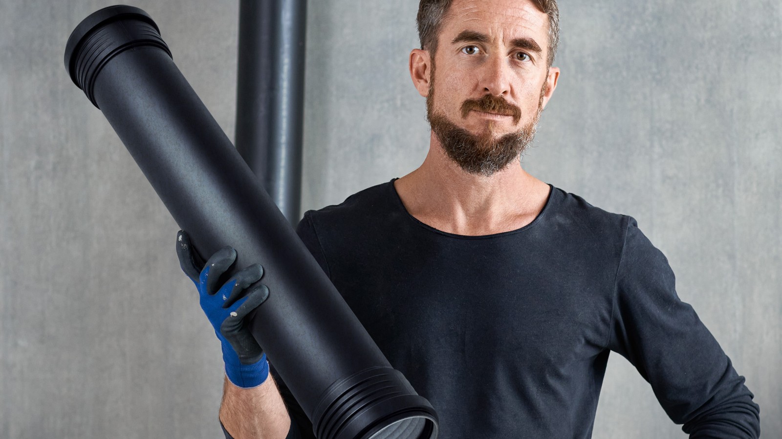 Installateur mit Geberit Doppelmuffenrohr Installateur mit Geberit Doppelmuffenrohr