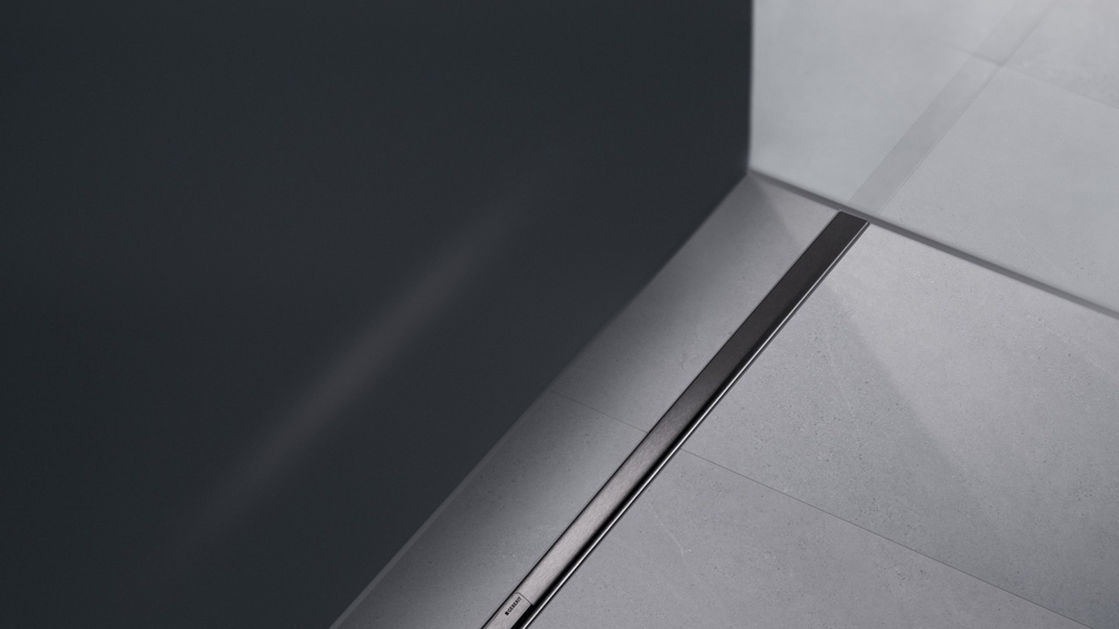 Die Duschrinne Geberit CleanLine50 bietet anspruchsvolles Design und hochwertige Materialien. Der Haarkamm fängt zuverlässig Haare und Schmutz auf, die den Abfluss verstopfen könnten. Die Duschrinne Geberit CleanLine50 bietet anspruchsvolles Design und hochwertige Materialien. Der Haarkamm fängt zuverlässig Haare und Schmutz auf, die den Abfluss verstopfen könnten.