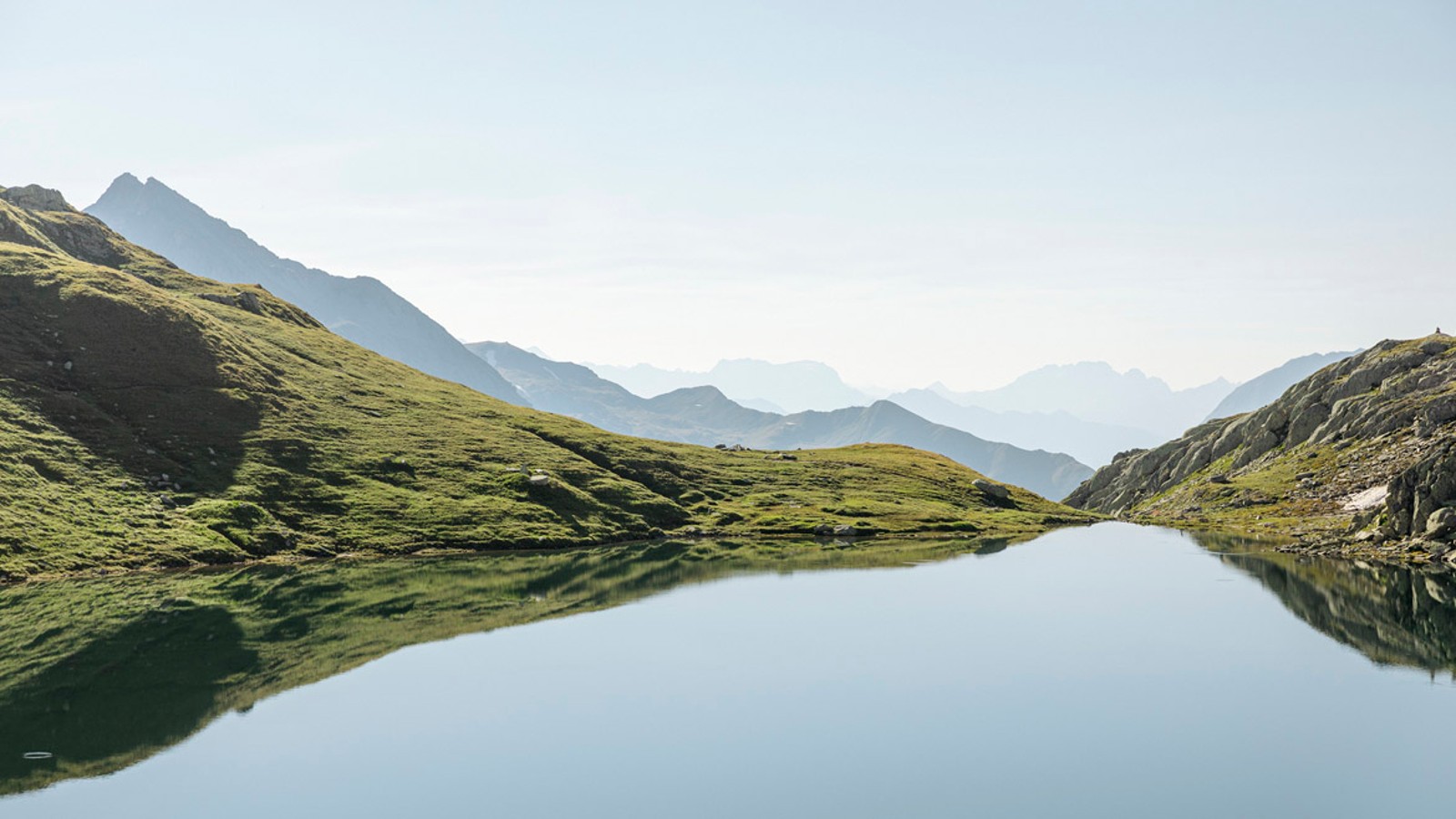 Landschaft mit See und Bergen