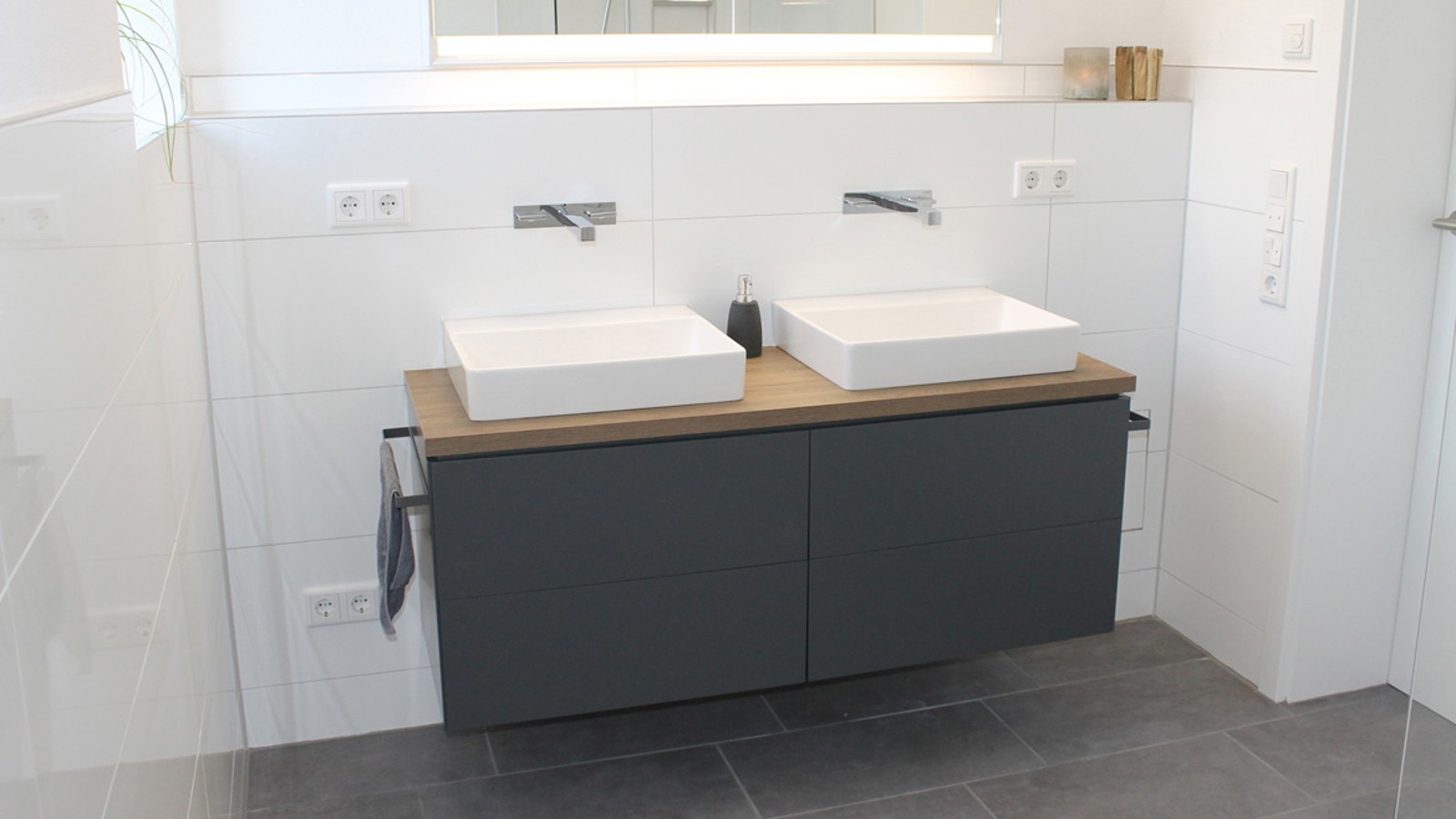 Waschplatz ausgestattet mit Produkten der Serie Geberit ONE. Waschplatz ausgestattet mit Produkten der Serie Geberit ONE.