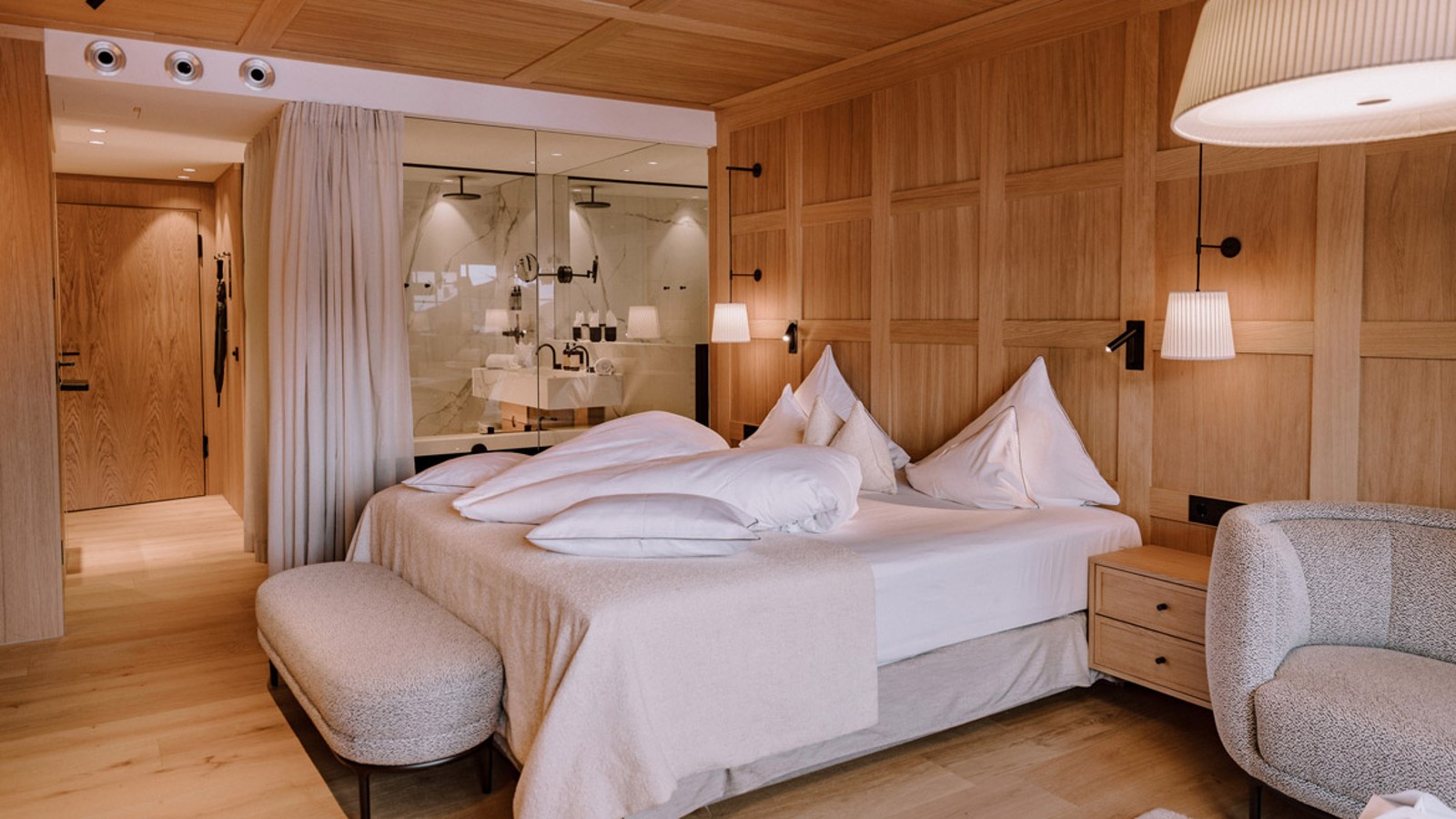 Ein Schlafzimmer im Naturhotel Forsthofgut. (© Naturhotel Forsthofgut Leogang) Ein Schlafzimmer im Naturhotel Forsthofgut. (© Naturhotel Forsthofgut Leogang)