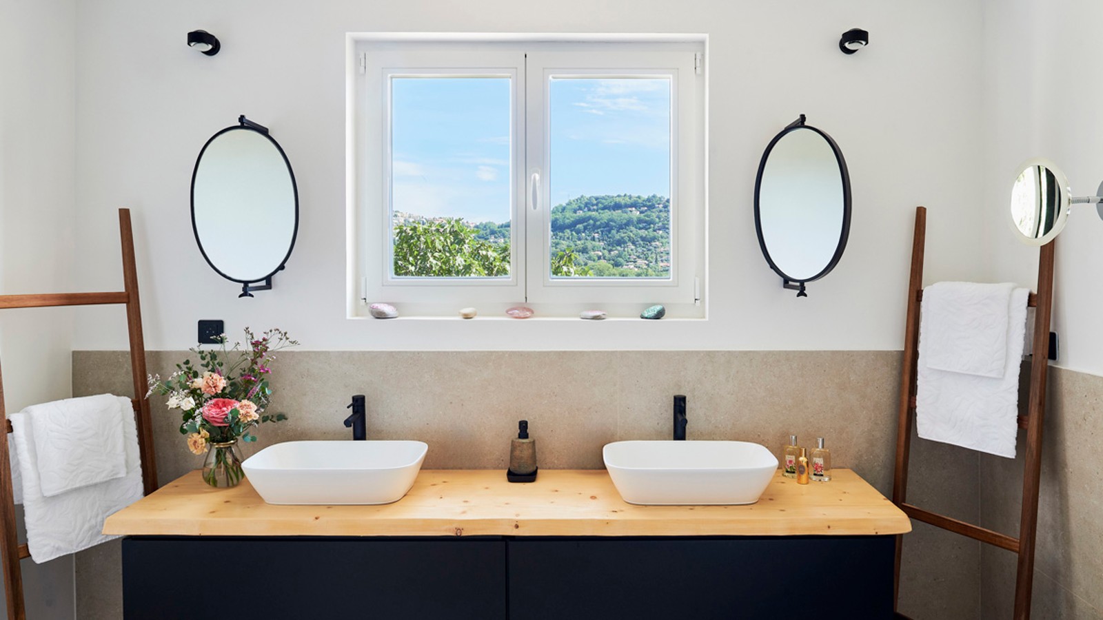 Im Hauptbad ergänzten die Bauherren den Ausblick: Direkt unter dem Fenster installierten Sie zwei schalenförmige Geberit ONE Aufsatzwaschtische auf Unterschränken mit Push-to-open-Schubladen der gleichen Badserie. Im Hauptbad ergänzten die Bauherren den Ausblick: Direkt unter dem Fenster installierten Sie zwei schalenförmige Geberit ONE Aufsatzwaschtische auf Unterschränken mit Push-to-open-Schubladen der gleichen Badserie.