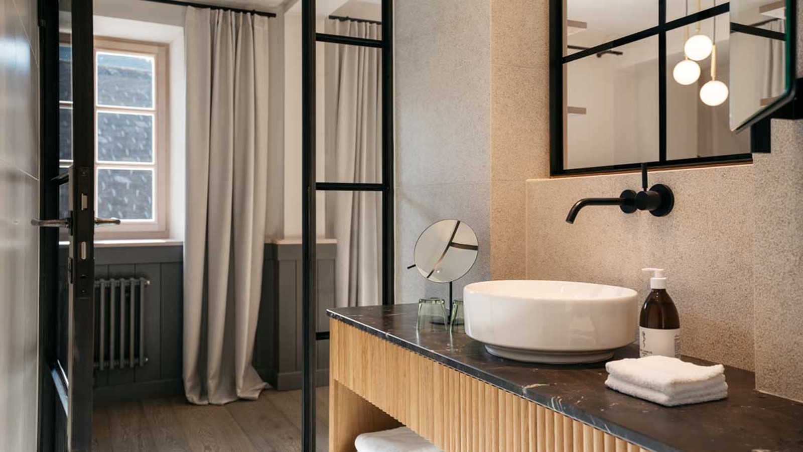 Badezimmer im Refugium Lunz ausgestattet mit dem Geberit VariForm Aufsatzwaschtisch. (© Gregor Hofbauer/Refugium Lunz) Badezimmer im Refugium Lunz ausgestattet mit dem Geberit VariForm Aufsatzwaschtisch. (© Gregor Hofbauer/Refugium Lunz)