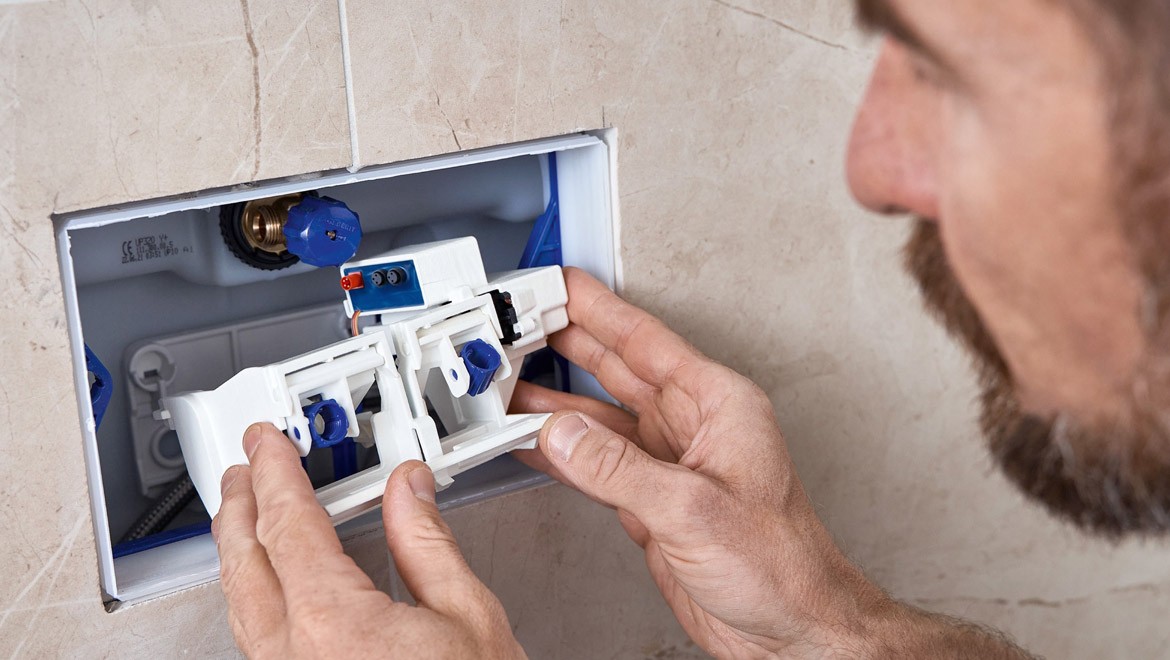 Ein Elektroheber am UP-Spülkasten für den 12 Volt Anschluss