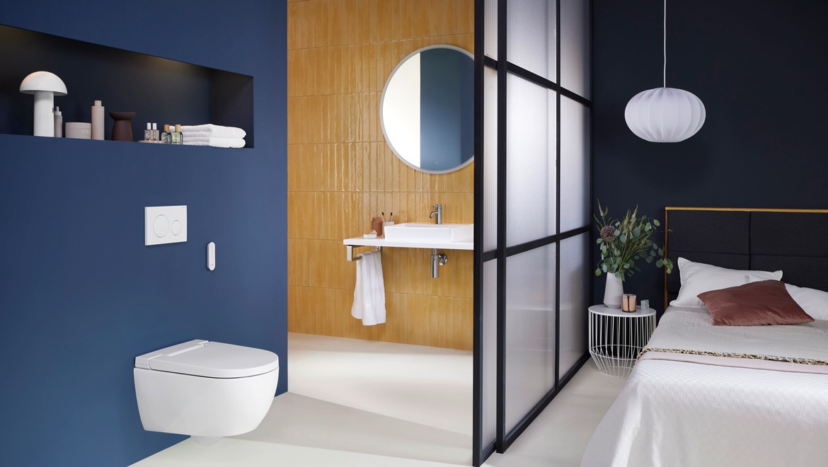Geberit AquaClean Alba Dusch-WC in einem Hotelbad