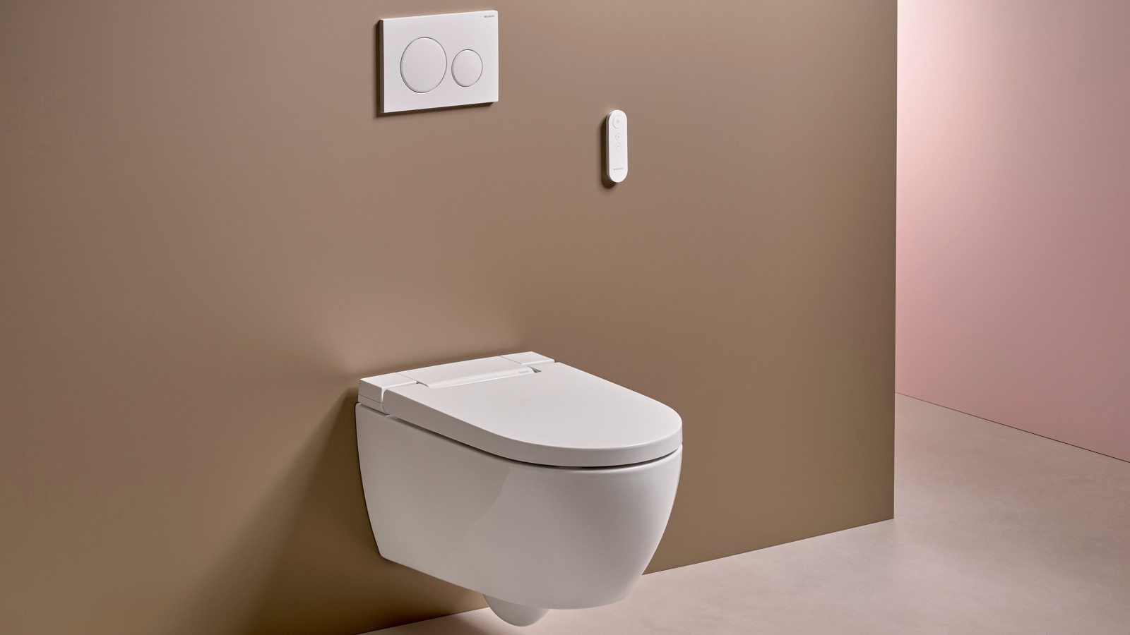 Montiertes Geberit Dusch-WC: Angenehmere, natürlichere und hygienischere Alternative zur Intimreinigung mit Papier. Montiertes Geberit Dusch-WC: Angenehmere, natürlichere und hygienischere Alternative zur Intimreinigung mit Papier.