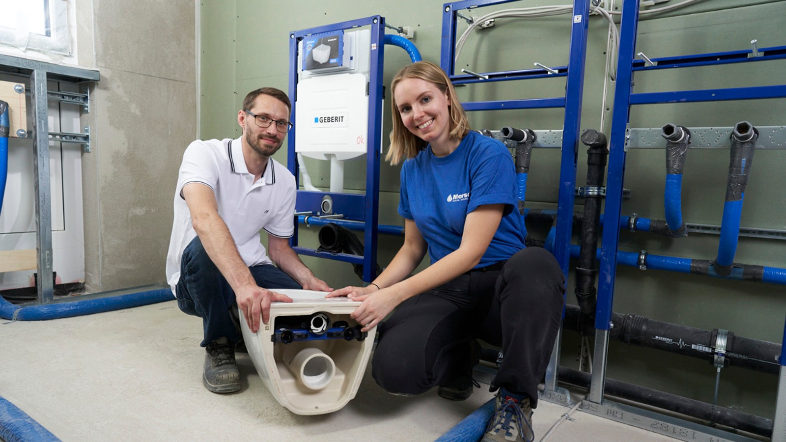 Projektleiter Josef Nitsche und Anlagenmechanikerin für Sanitär, Heizung und Klima Antonella Menrath von der Friedrich Morsch GmbH & Co. KG aus Plankstadt haben das Geberit WC-System ausgiebig in der Praxis getestet.