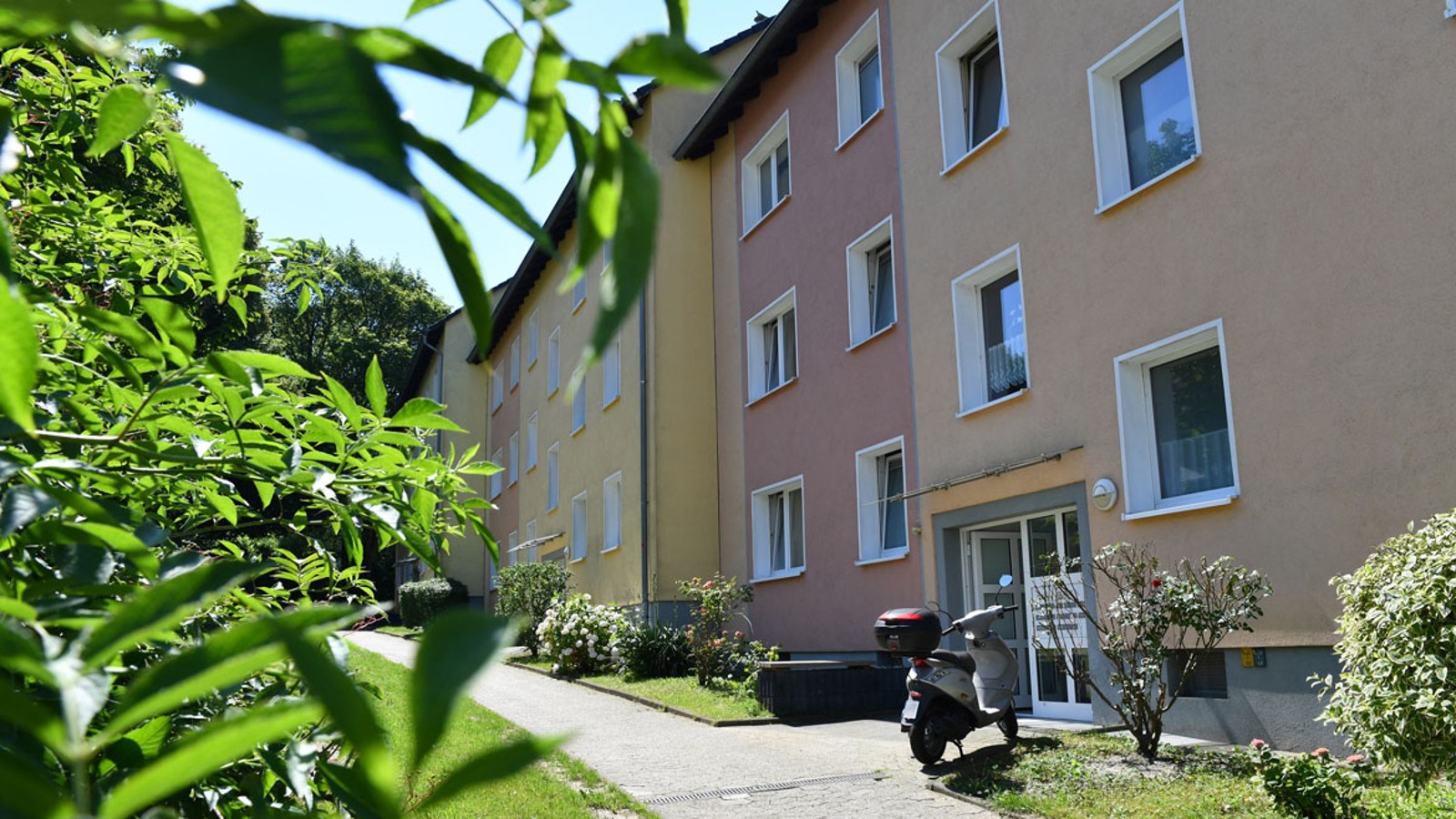 Außenansicht der Gebäudeanlage im Asternweg in Velbert.