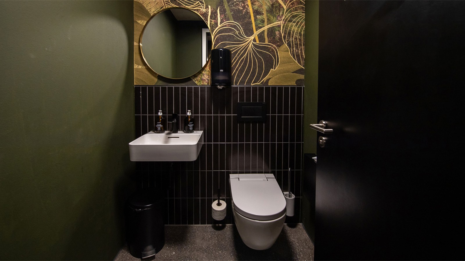 Badezimmer im Aparthotel Il Momento ausgestattet mit einem Geberit AquaClean Alba Dusch-WC.