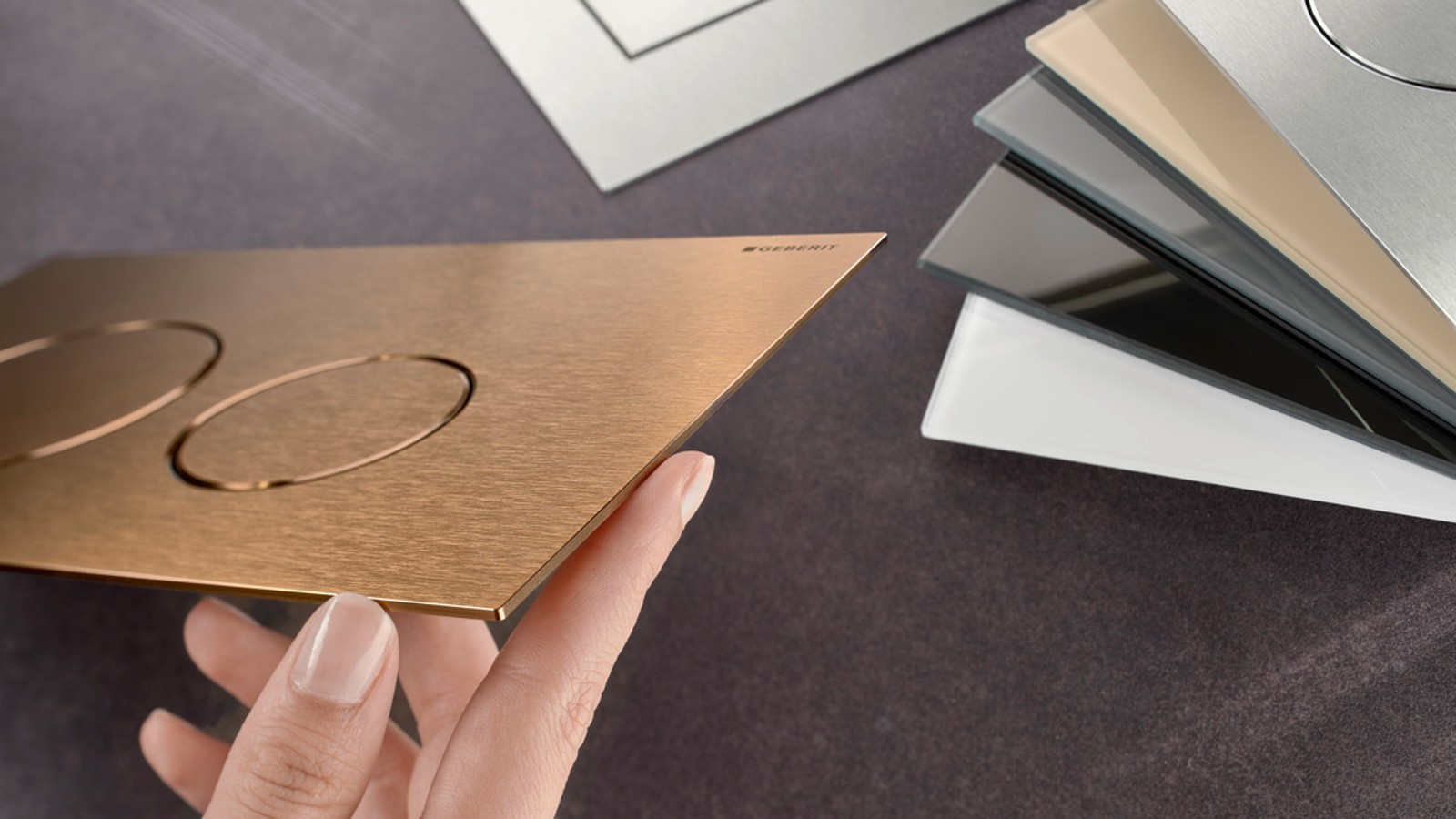 Das schlanke Panoramaformat und hochwertige Oberflächenmaterialien zeichnen die neue Sigma40 Betätigungsplatte aus.