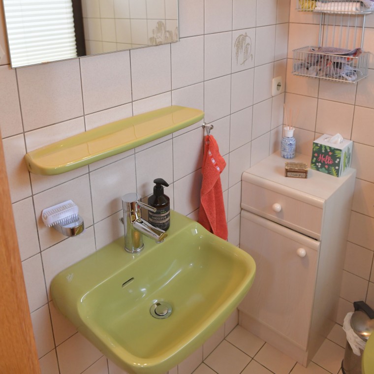 Waschplatz des alten Gästebads mit wenig Stauraum Waschplatz des alten Gästebads mit wenig Stauraum