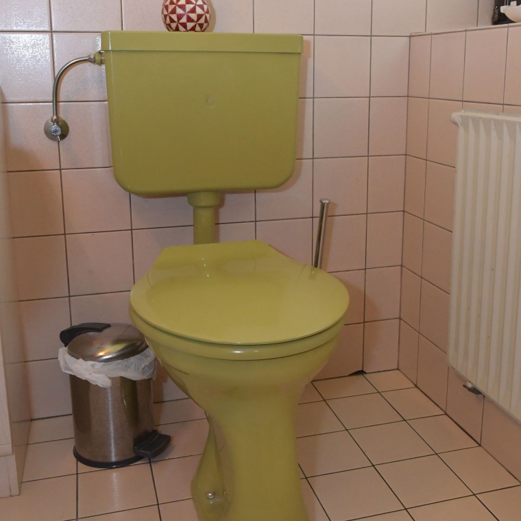 Altes WC mit Aufputz-Spülkasten aus den 1980er Jahren Altes WC mit Aufputz-Spülkasten aus den 1980er Jahren