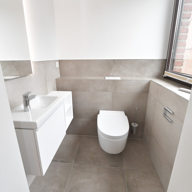 Helles Gästebad mit großen Fliesen Helles Gästebad mit großen Fliesen