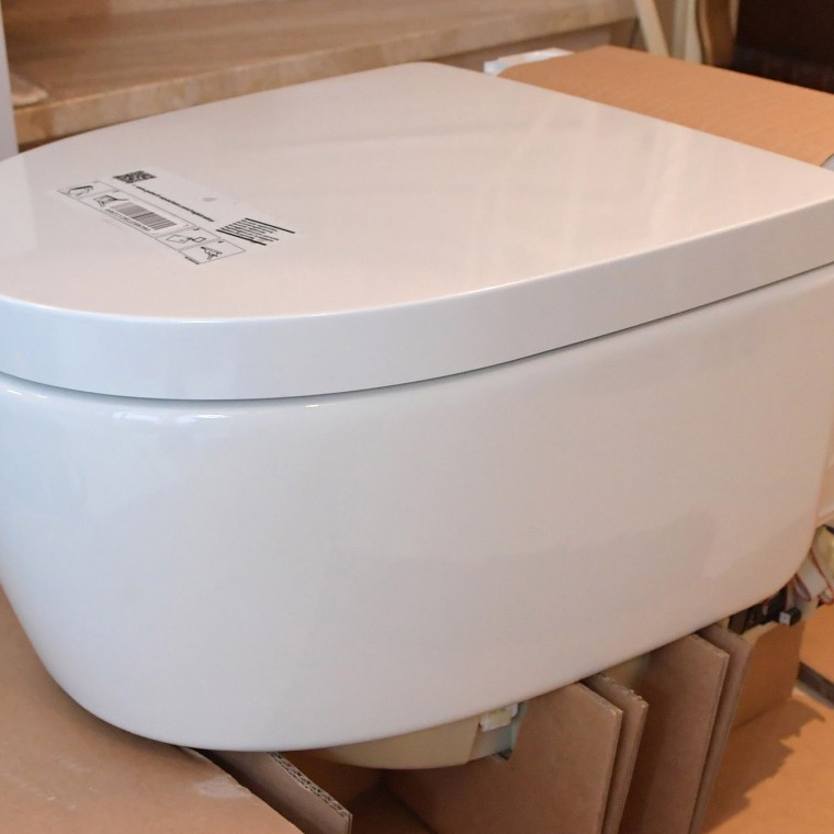 Die Kartonage der Geberit AquaClean Dusch-WCs dient als Montagehilfe Die Kartonage der Geberit AquaClean Dusch-WCs dient als Montagehilfe