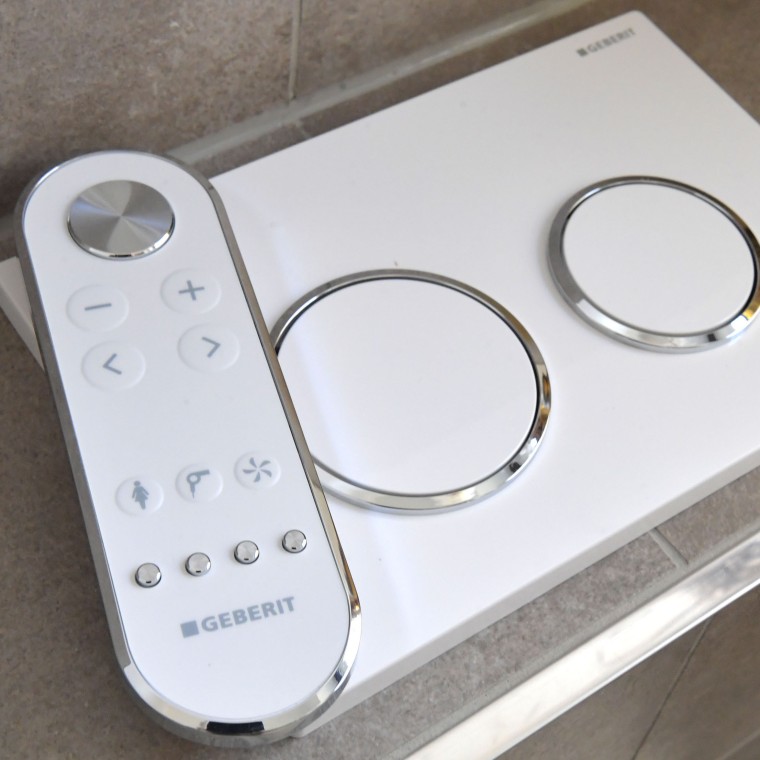 Betätigungsplatte Geberit Omega20 mit der Fernbedienung des Geberit AquaClean Mera Classic Betätigungsplatte Geberit Omega20 mit der Fernbedienung des Geberit AquaClean Mera Classic