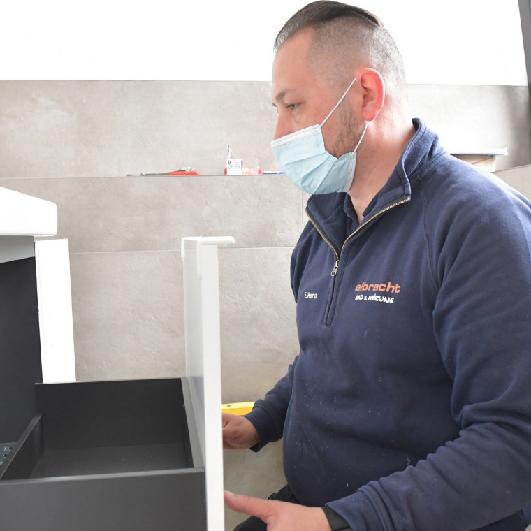 Installateur bringt Geberit iCon Unterschrank an Installateur bringt Geberit iCon Unterschrank an